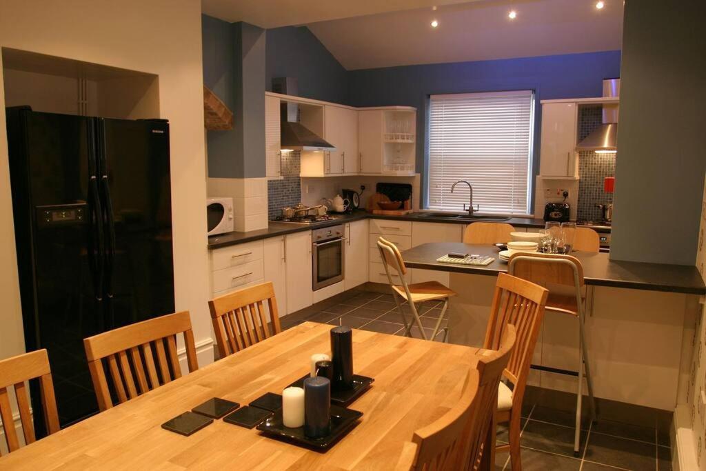 Comfy Big 7 Bedroom Townhouse Harrogate Luaran gambar